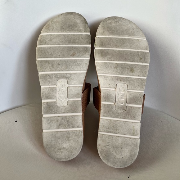 Cliffs Elastic Sandals, Size 9 - Picture 3 of 5